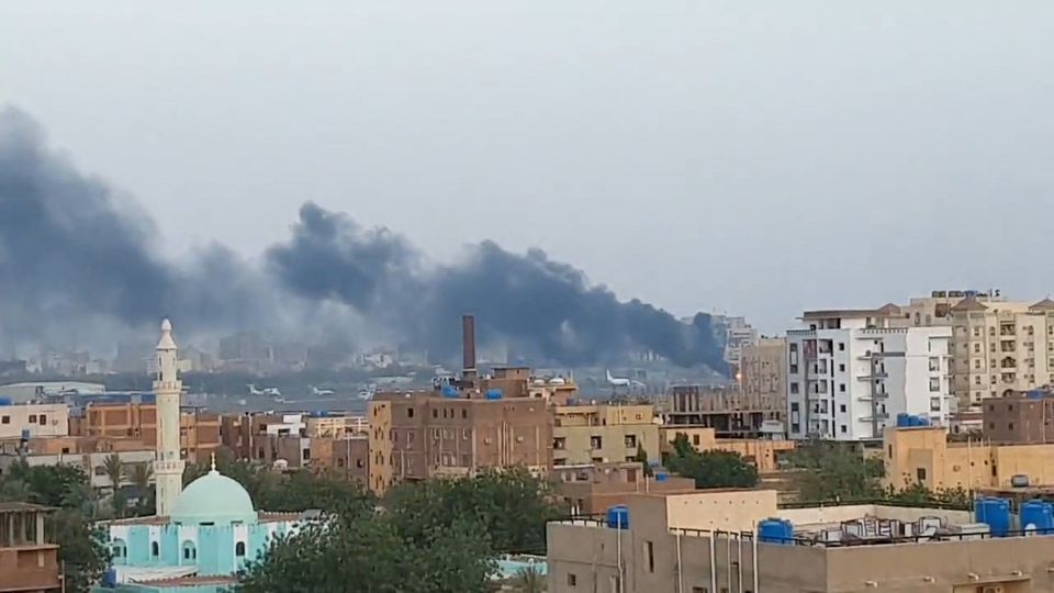 /images/noticias/Smoke rises from the tarmac of Khartoum International Airport.jpg